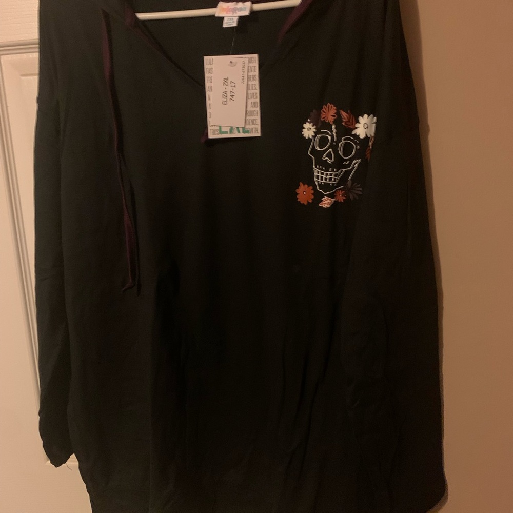 NWT LulaRoe 2XL Eliza sweatshirt!  This does have a glow effect!